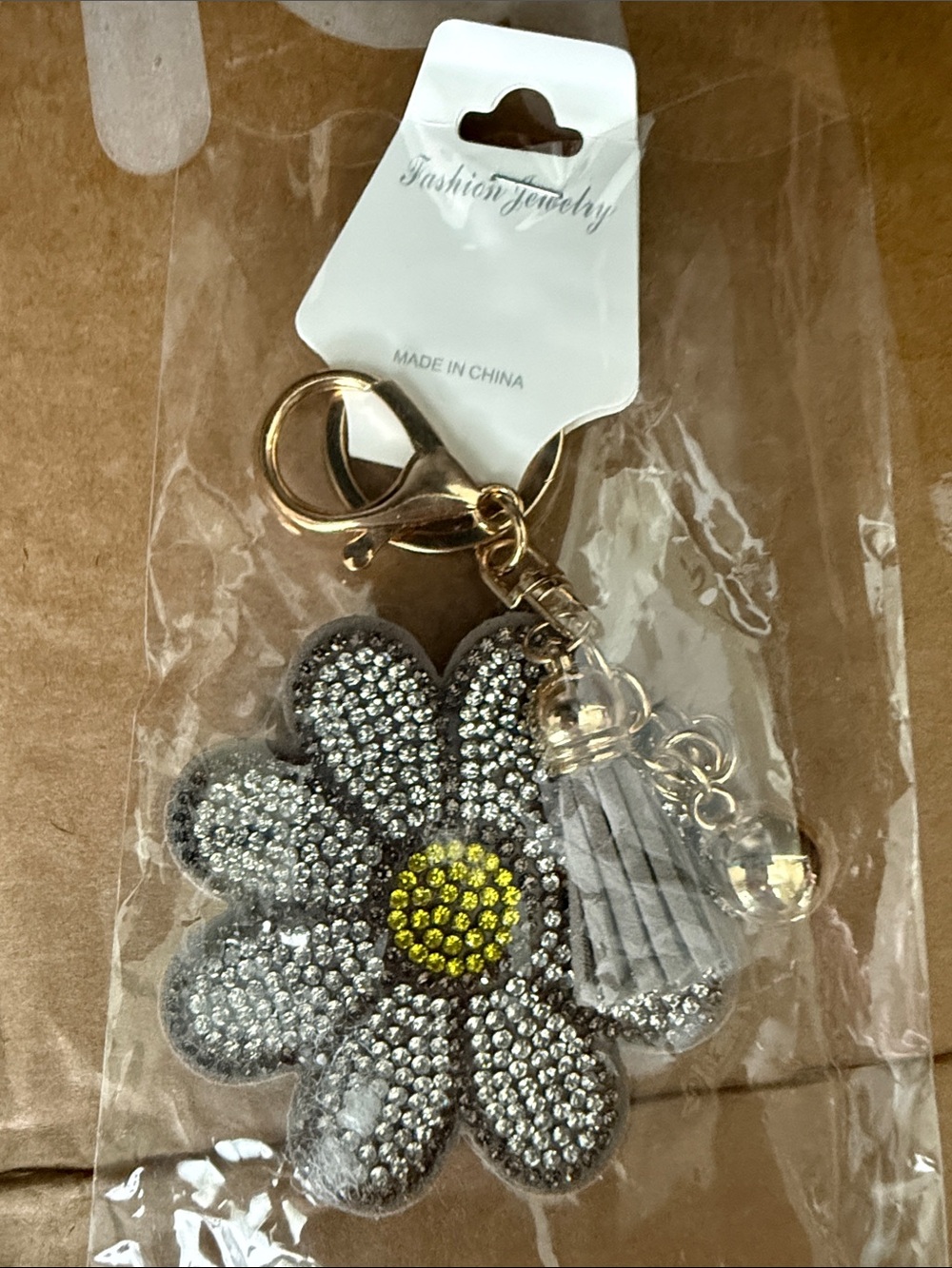 Fashion Jewelry Gold Daisy Keyring with Gray Tassel and Yellow Center